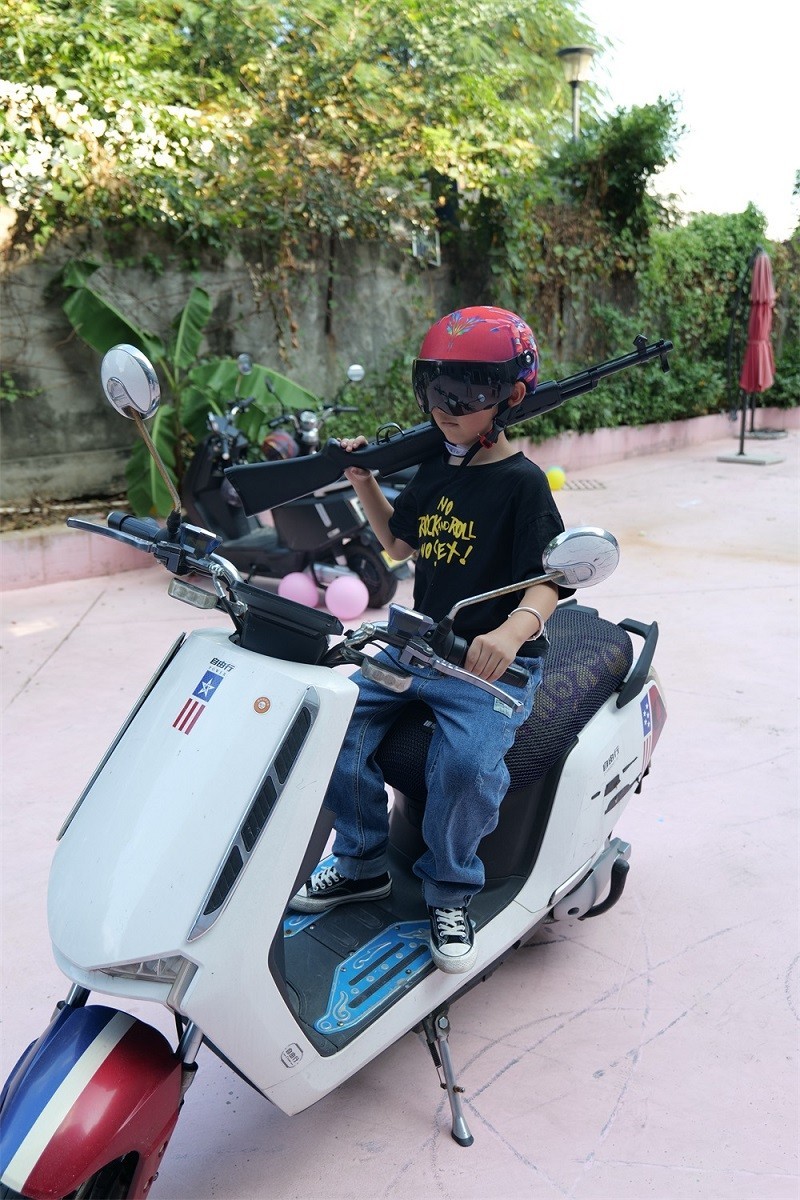 孩子出行不戴头盔，因为头盔太丑？