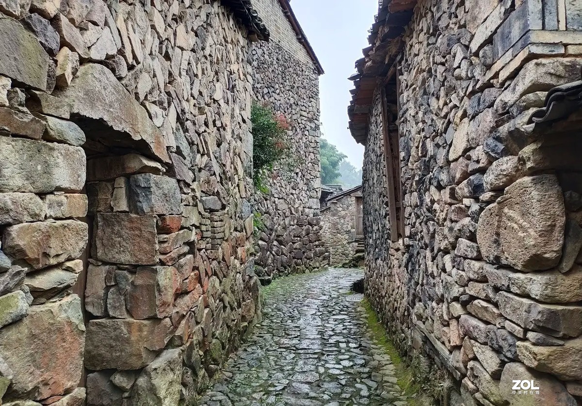 奇特的石头房,农村自建石头房子,像石头一样的房子_大山谷图库