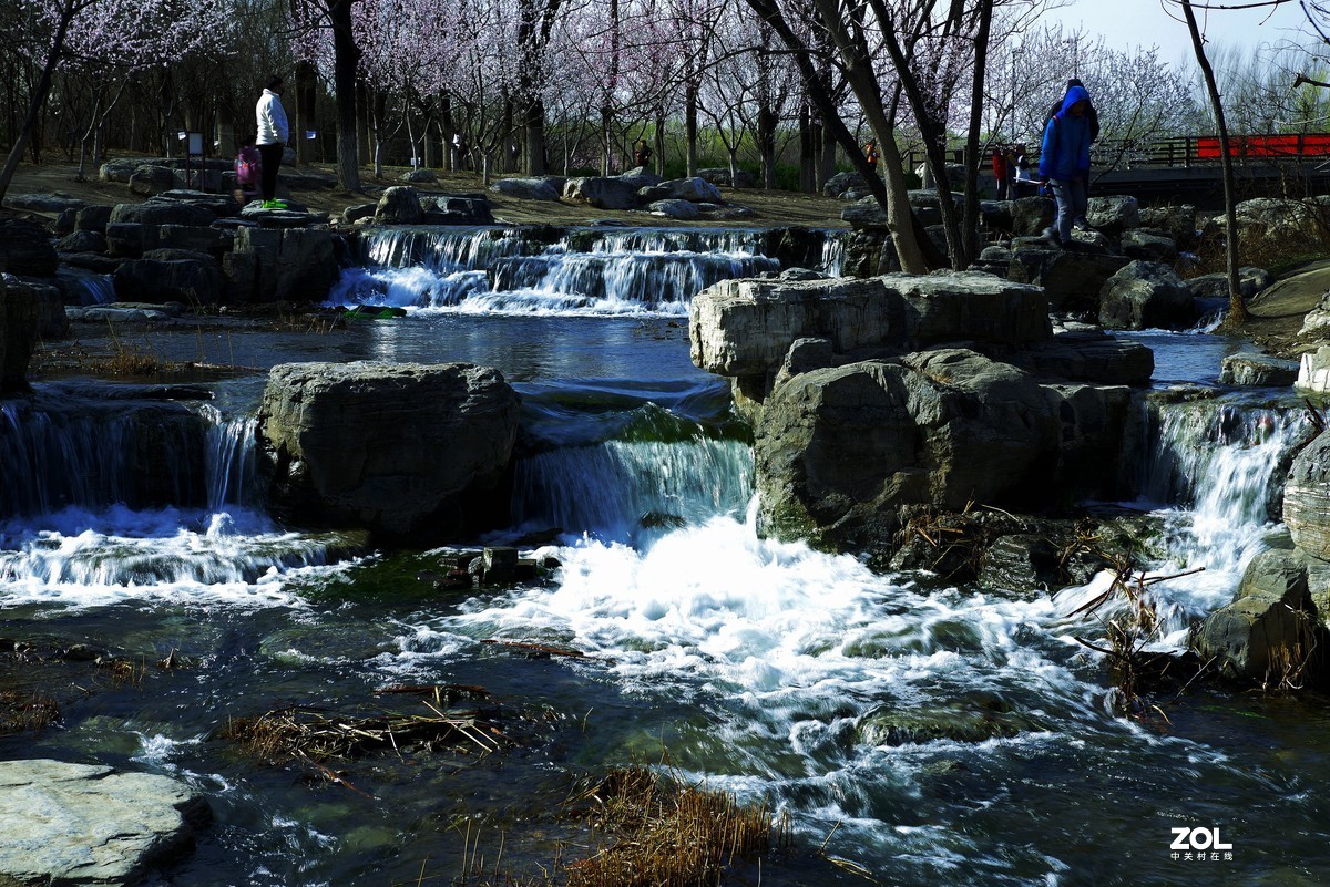 20203奥森公园的叠水溪流