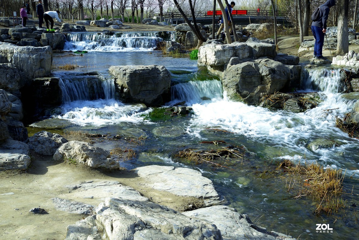 20203奥森公园的叠水溪流