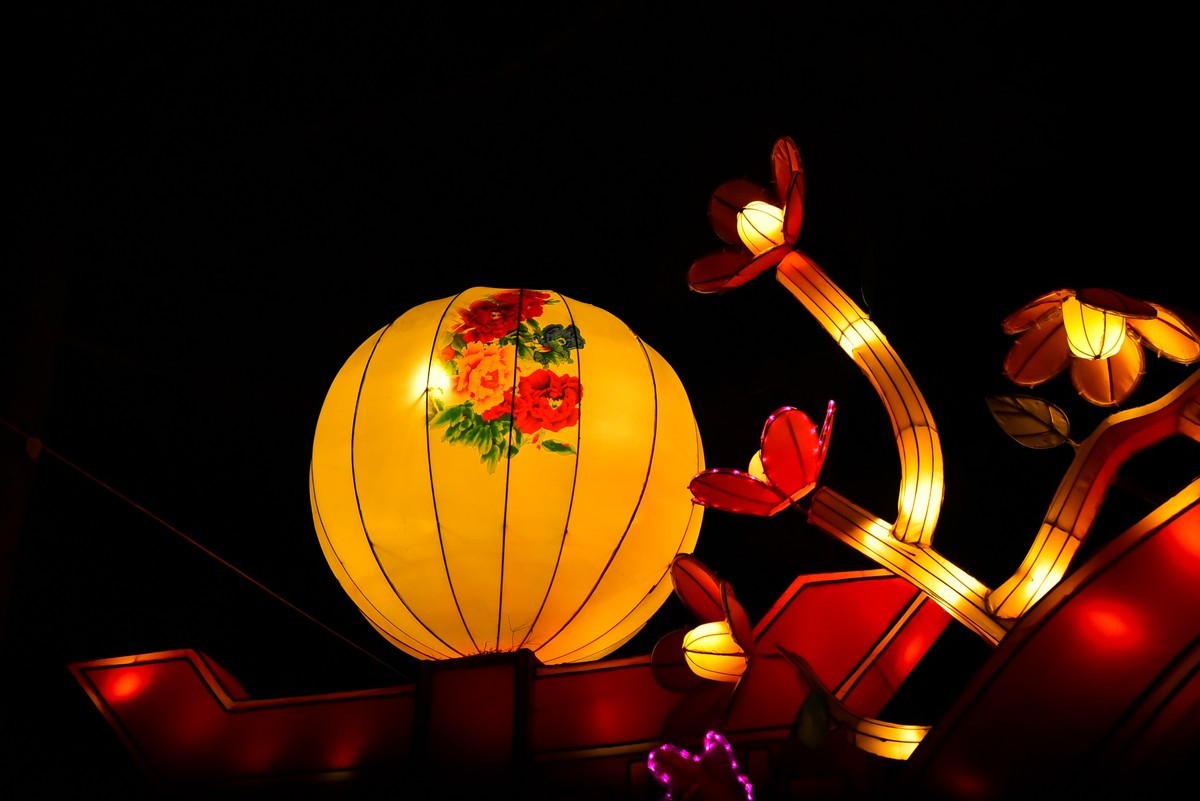 中国元素----为庆贺新年和圣诞节的环湖灯景  1