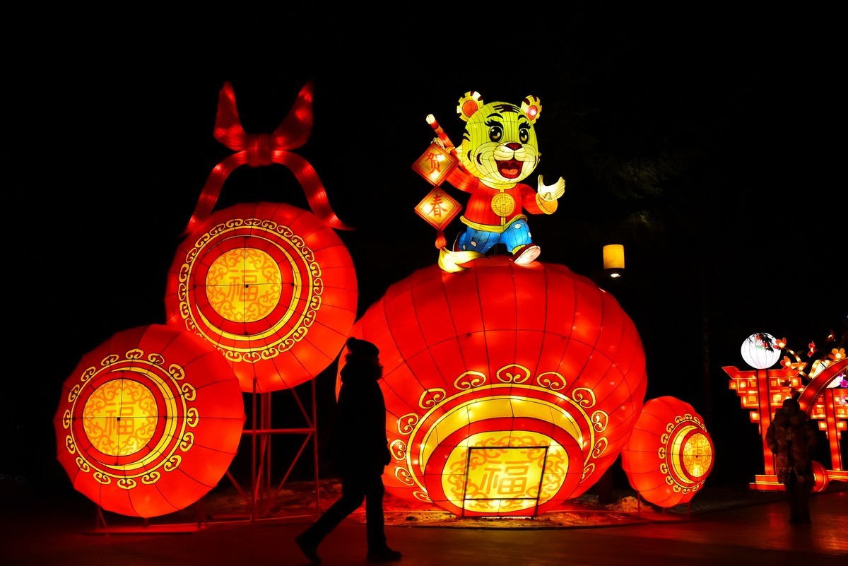 中国元素----为庆贺新年和圣诞节的环湖灯景  1