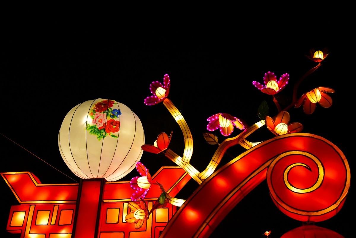 中国元素----为庆贺新年和圣诞节的环湖灯景  1