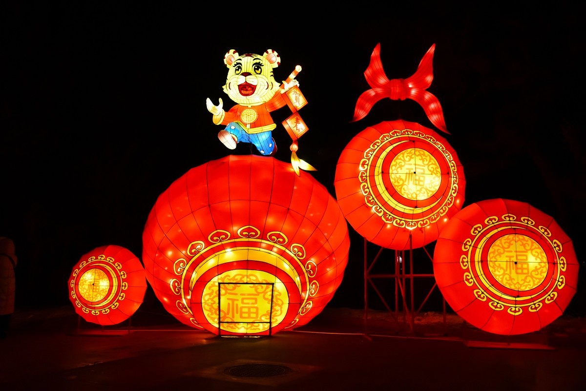 中国元素----为庆贺新年和圣诞节的环湖灯景  1