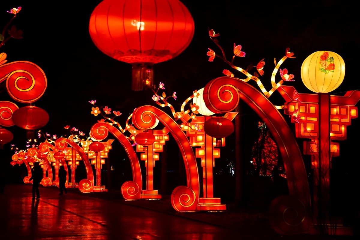 中国元素----为庆贺新年和圣诞节的环湖灯景  1