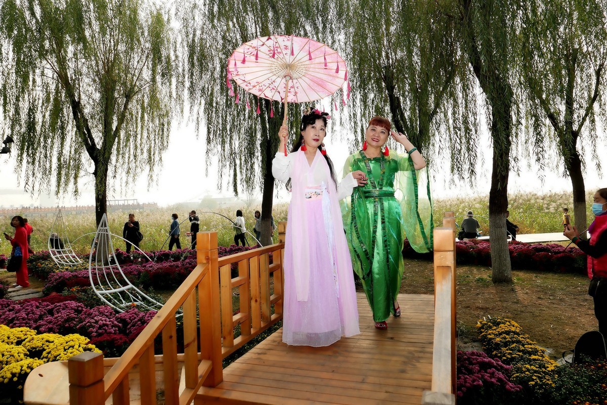 汉口江滩上的汉服美女！