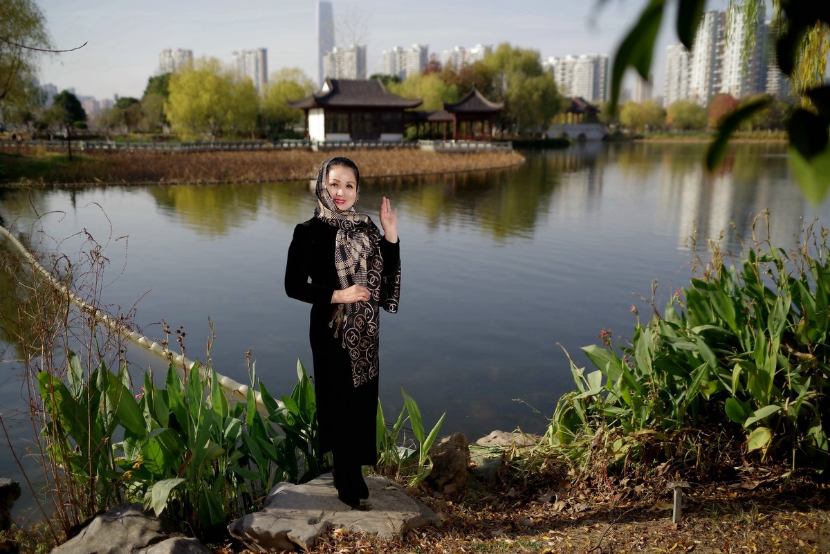 初冬的文莉美女休闲在沙湖公园