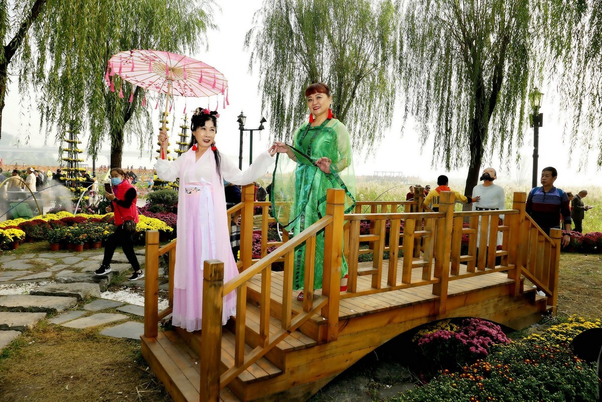 汉口江滩上的汉服美女！