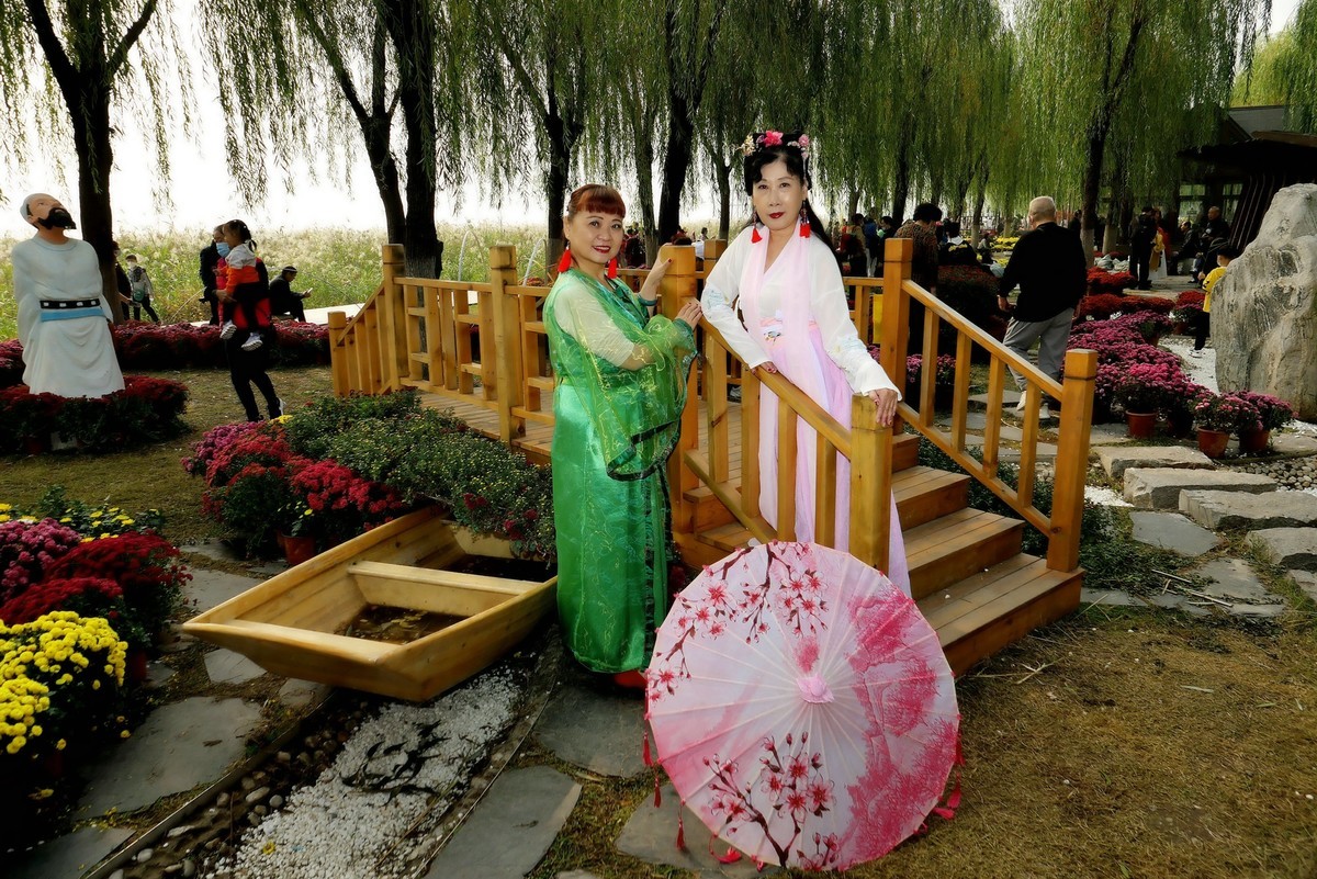 汉口江滩上的汉服美女！