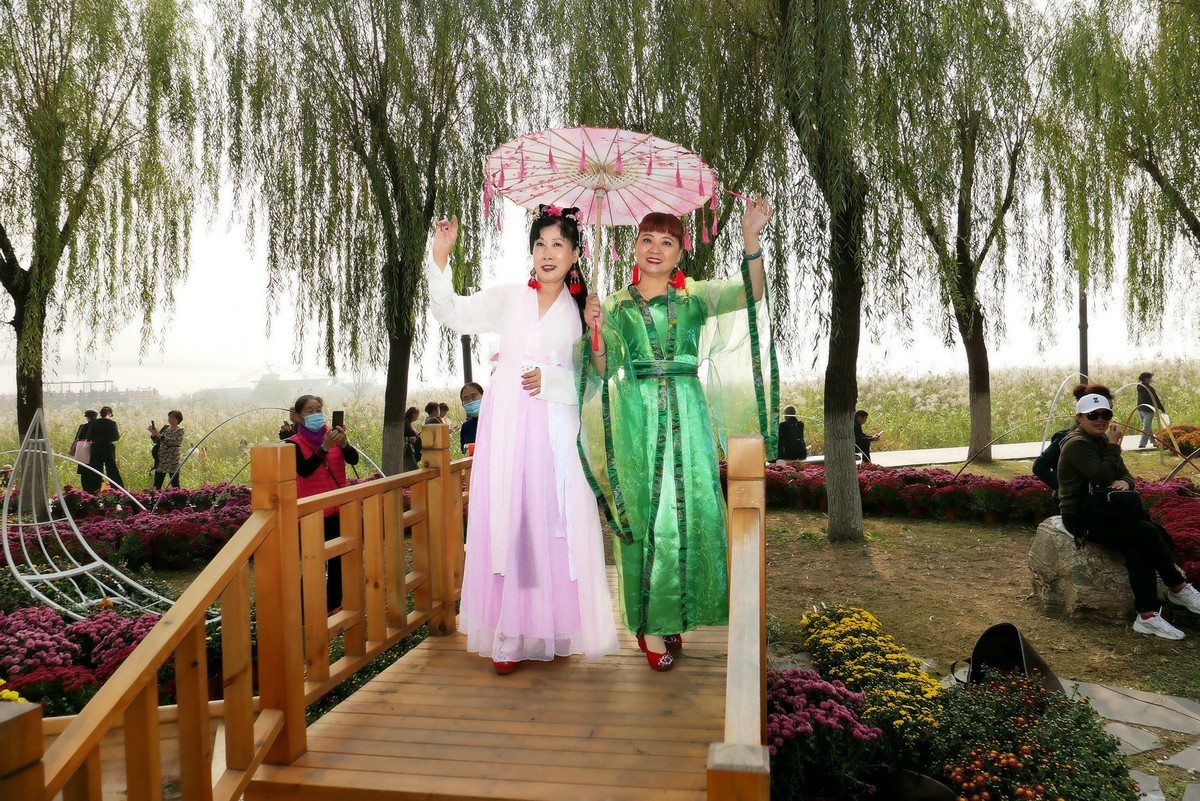 汉口江滩上的汉服美女！