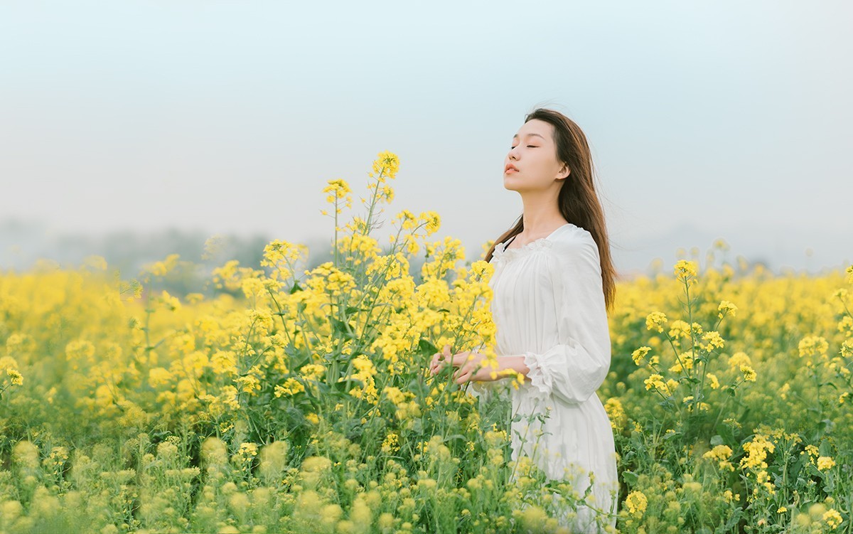 壁纸高清全屏风景少女图片