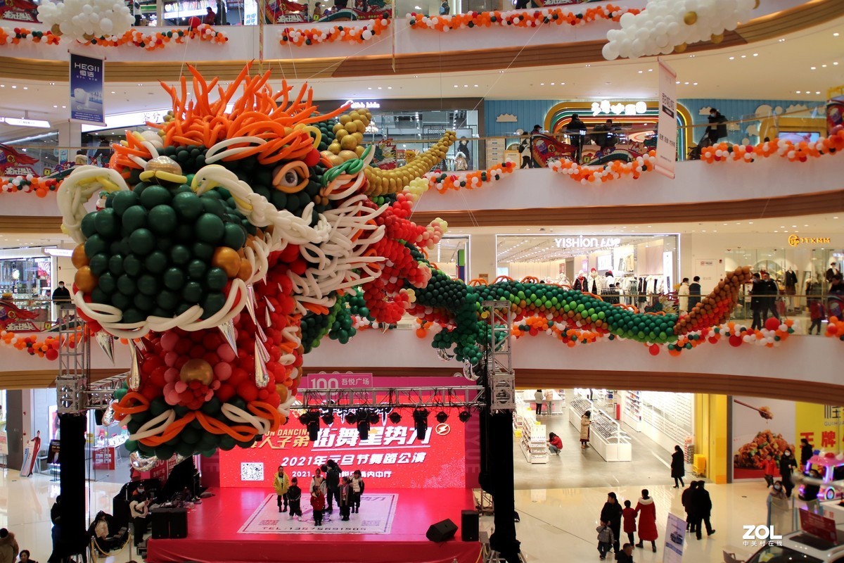 元旦随拍之吾悦广场里的气球龙