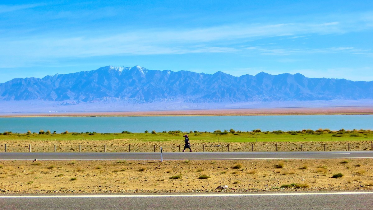 赶路 （远处为小柴旦胡湖）