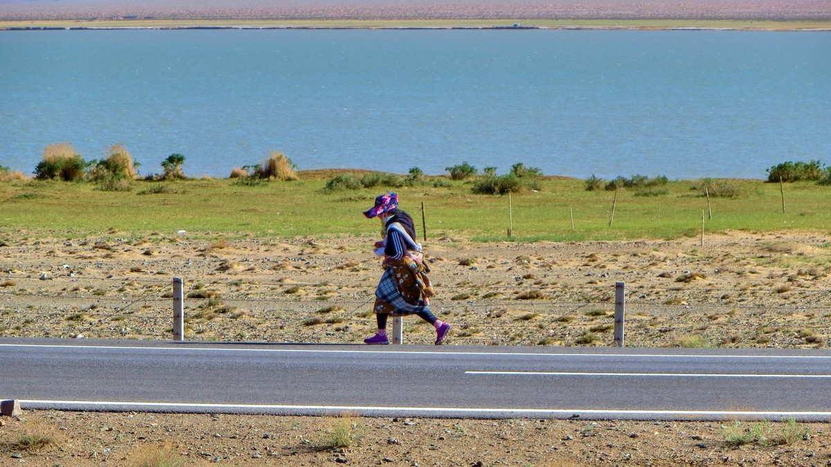 赶路 （远处为小柴旦胡湖）