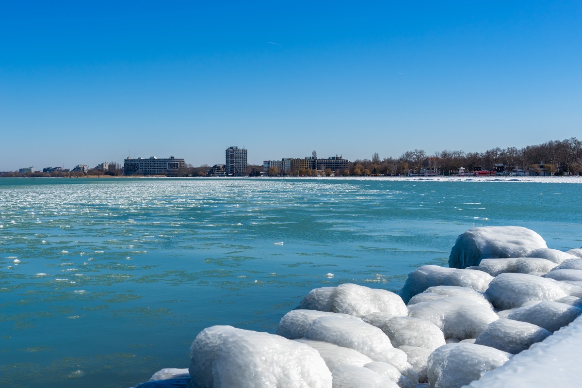 巴拉顿湖-冰的景色