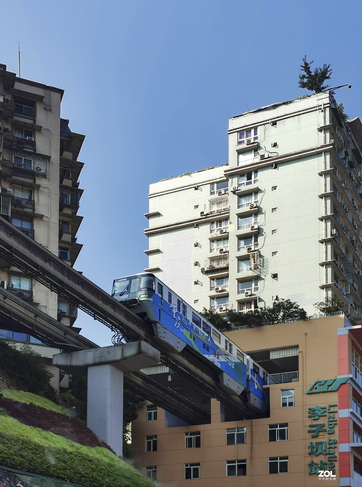 重庆李子坝轻轨站