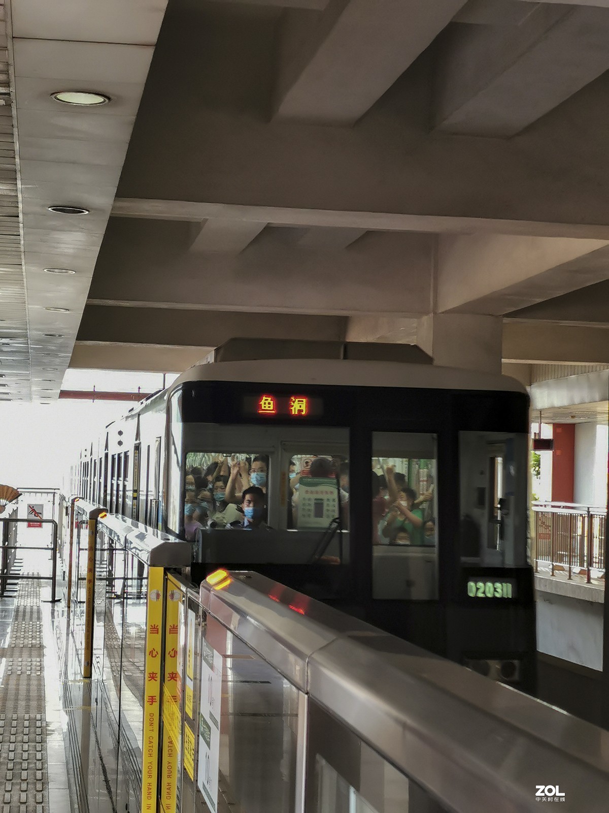 重庆李子坝轻轨站