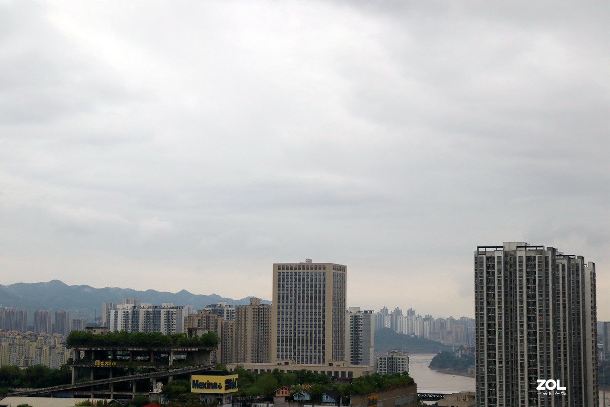 初秋城市一角景色