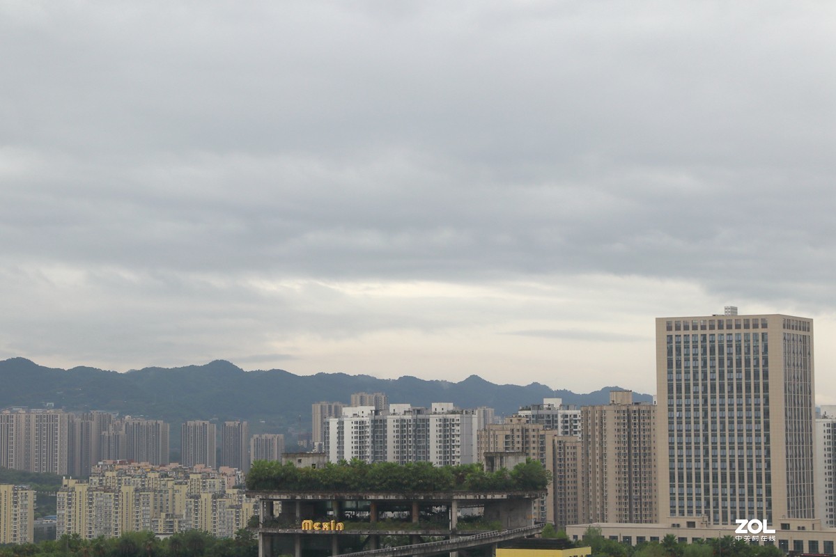 初秋城市一角景色