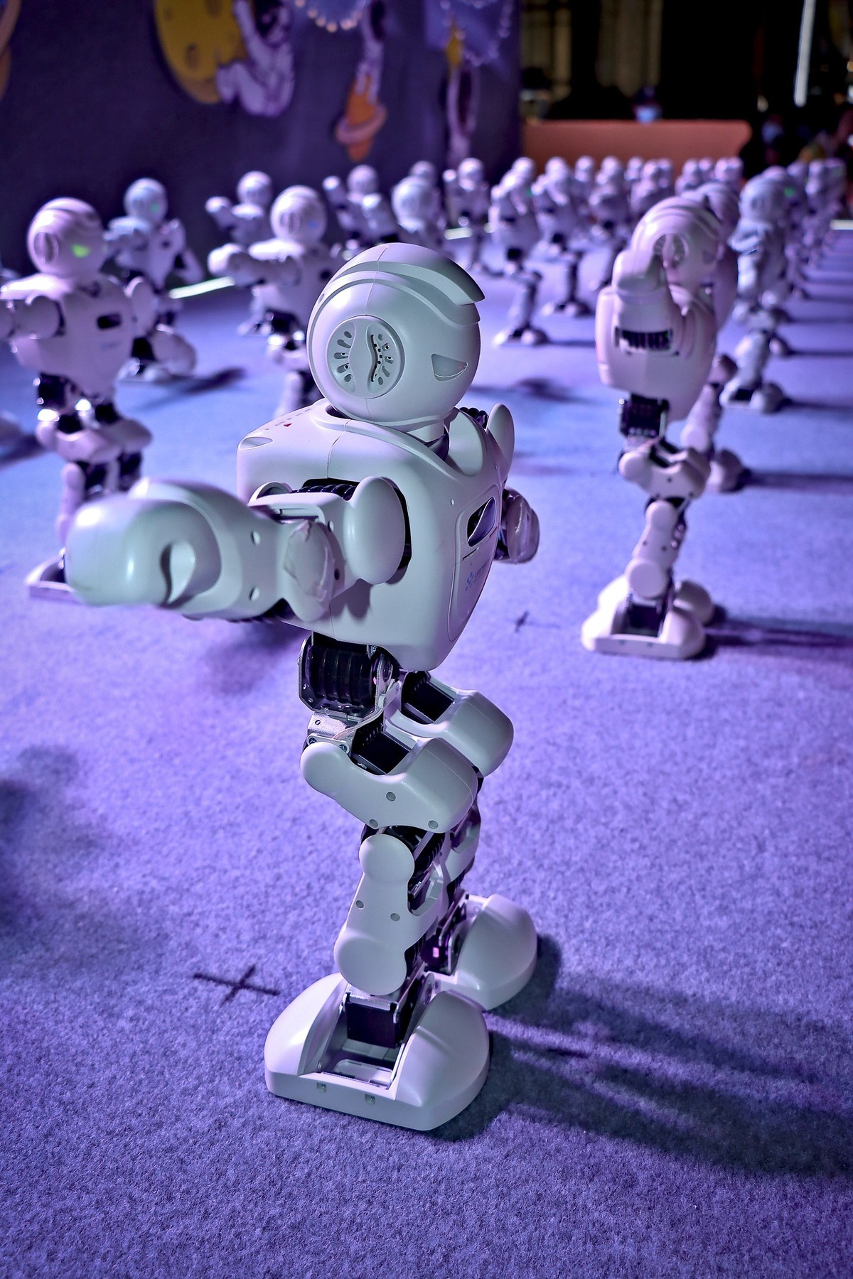 国庆夜中街会跳舞的机器人