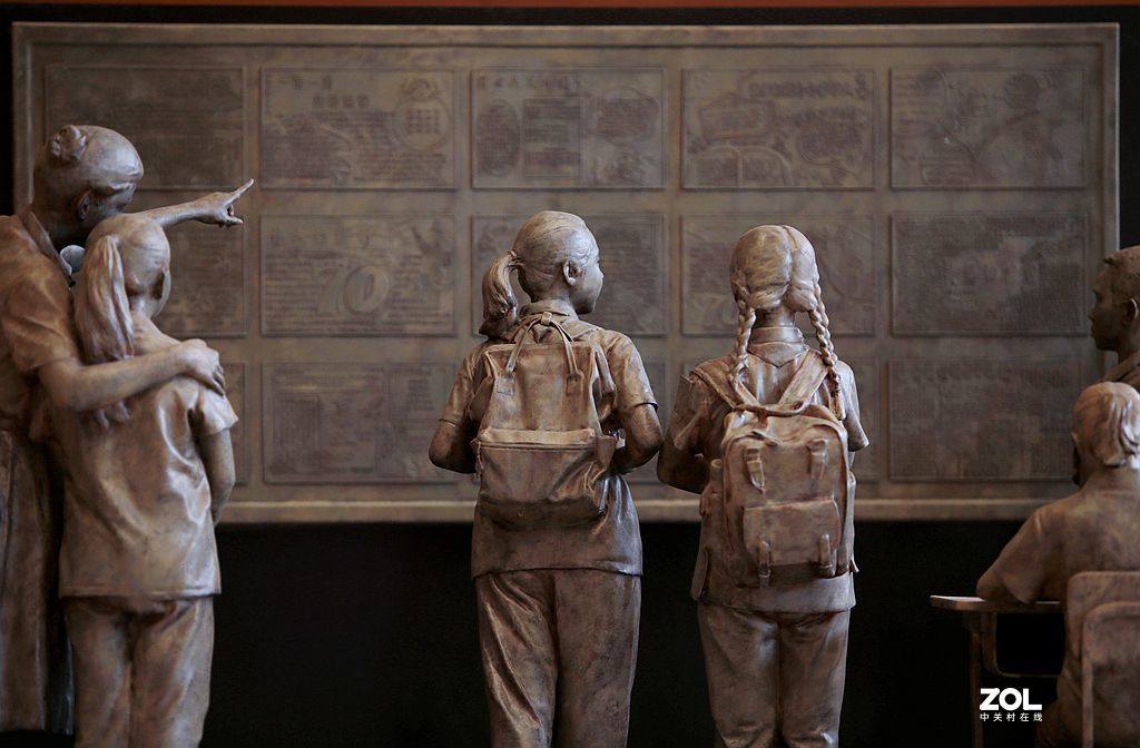 国家博物馆百年巨变雕塑群