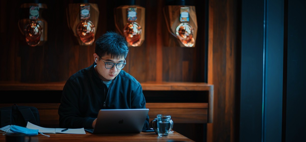 索尼A73 + 佳能 EF85L2 星巴克速写