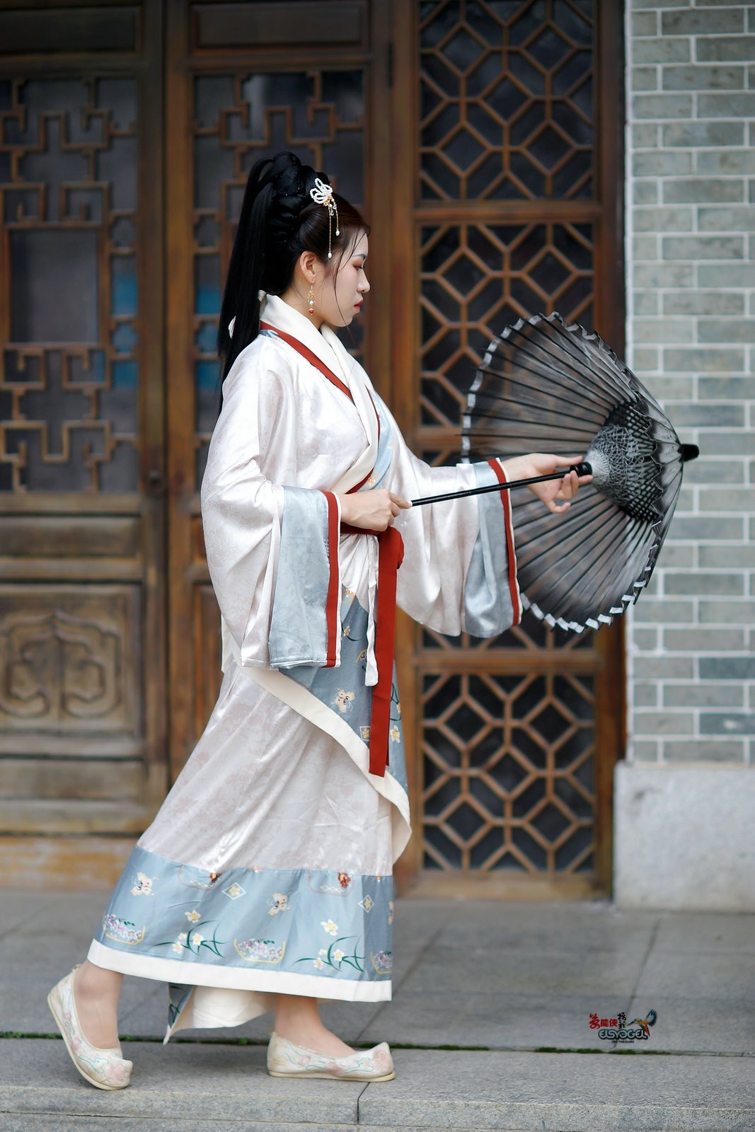 古装秦汉曲裾美女丽婷