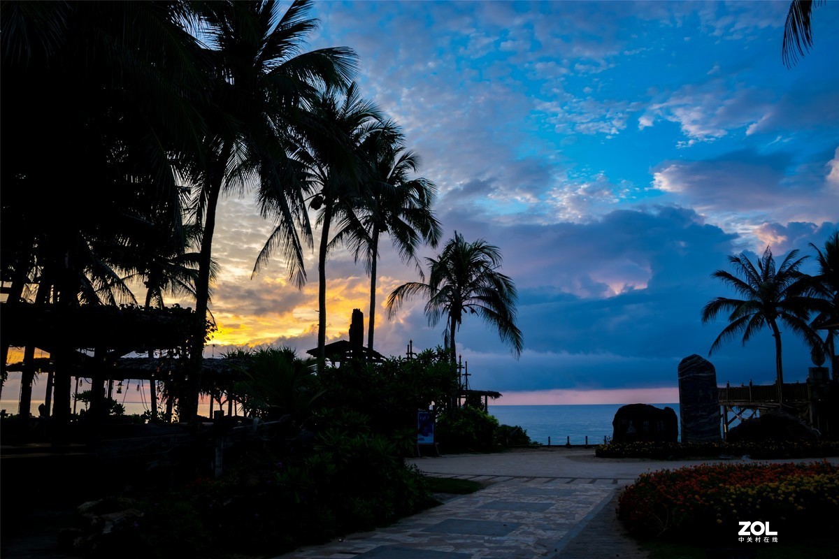 等待海边清晨的第一缕阳光