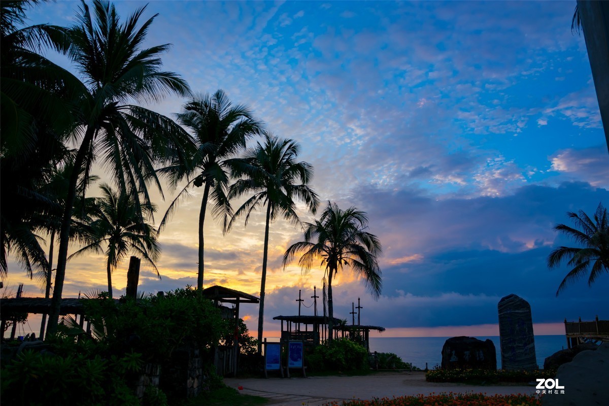 等待海边清晨的第一缕阳光