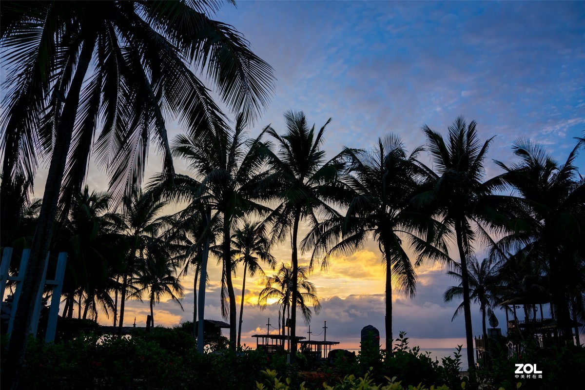 等待海边清晨的第一缕阳光