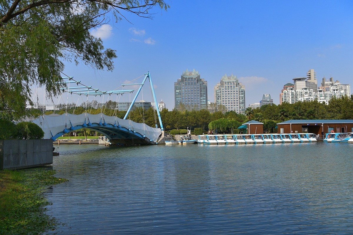 上海世紀公園湖畔秋景下