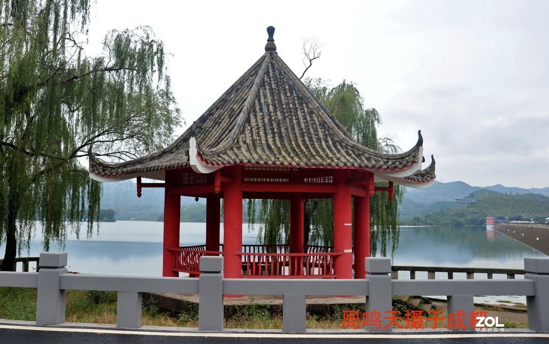 成都东部新区扫描      周鸣天