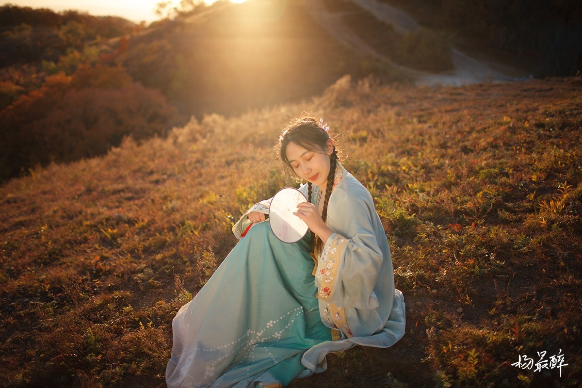 伴云归，迎风艳