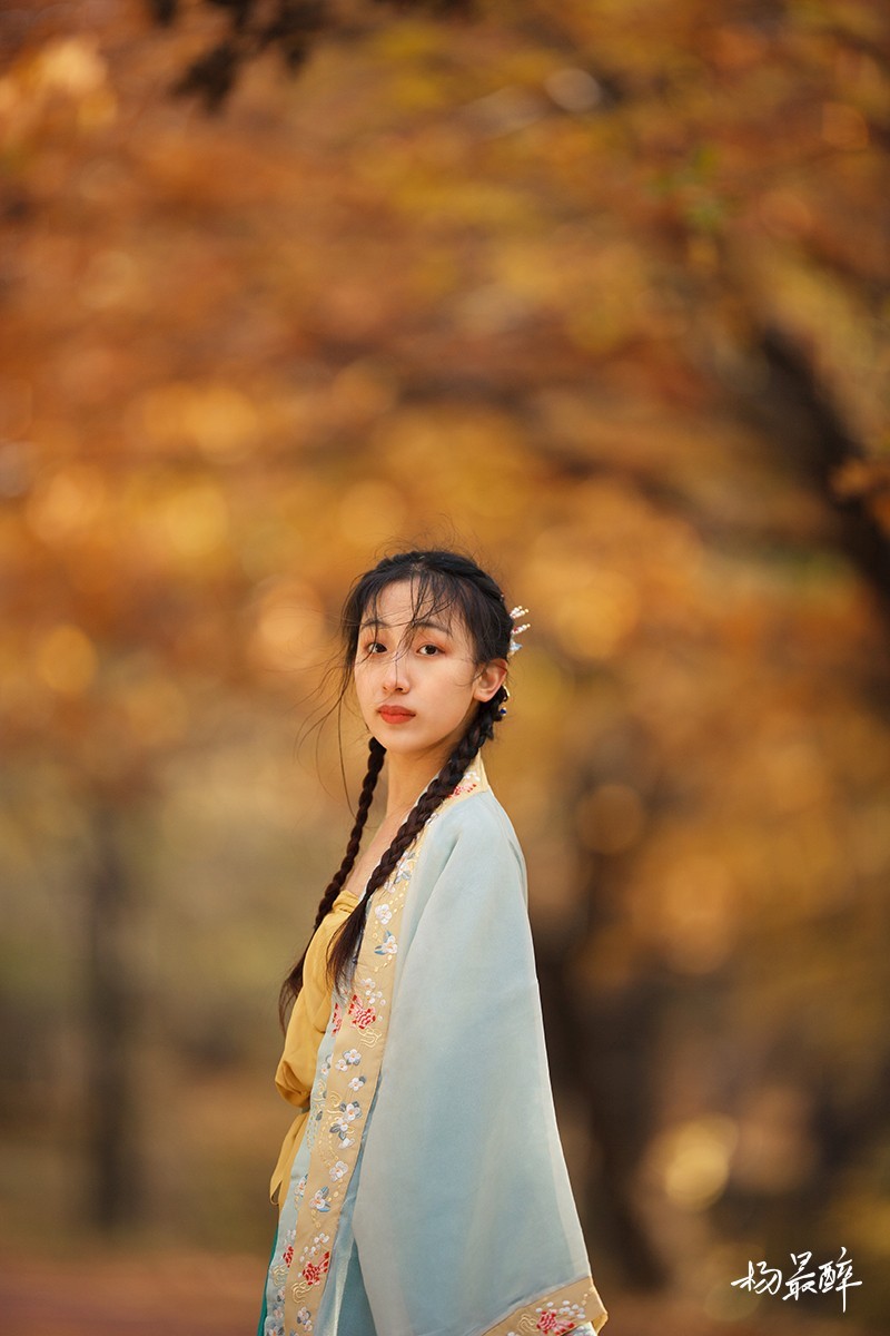 伴云归，迎风艳