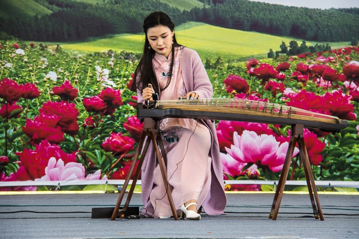 2021-05-03扬州芍药园古筝美女