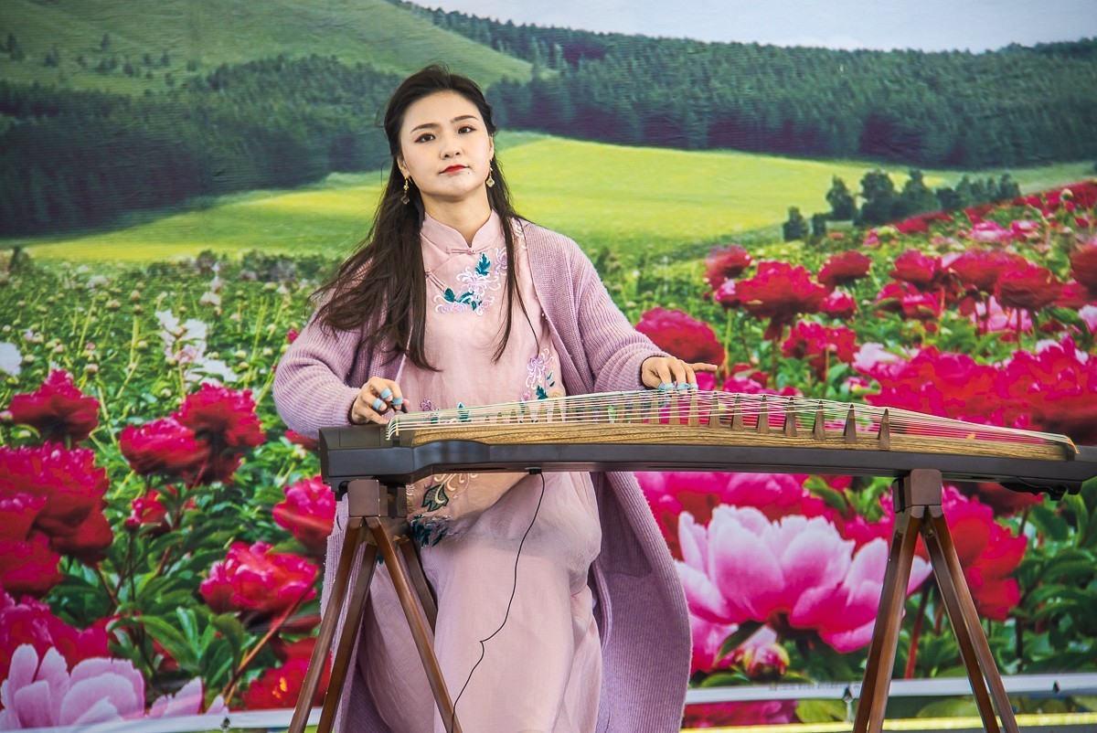2021-05-03扬州芍药园古筝美女