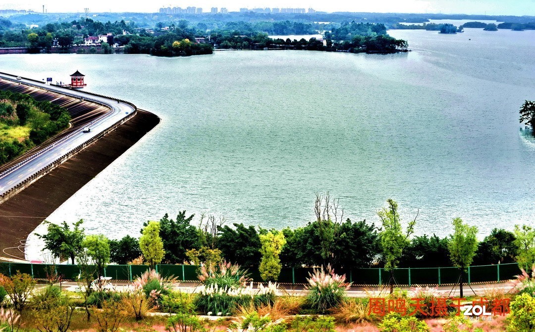 成都东部新区扫描      周鸣天