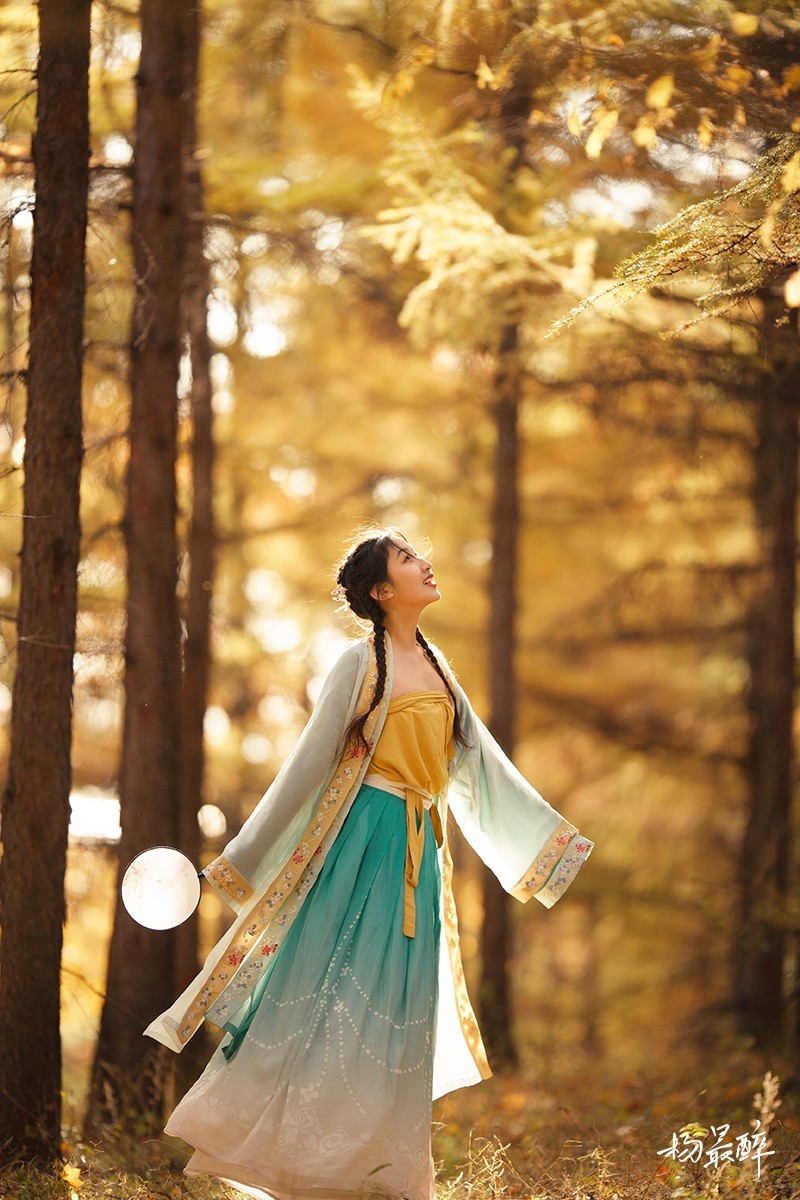 伴云归，迎风艳