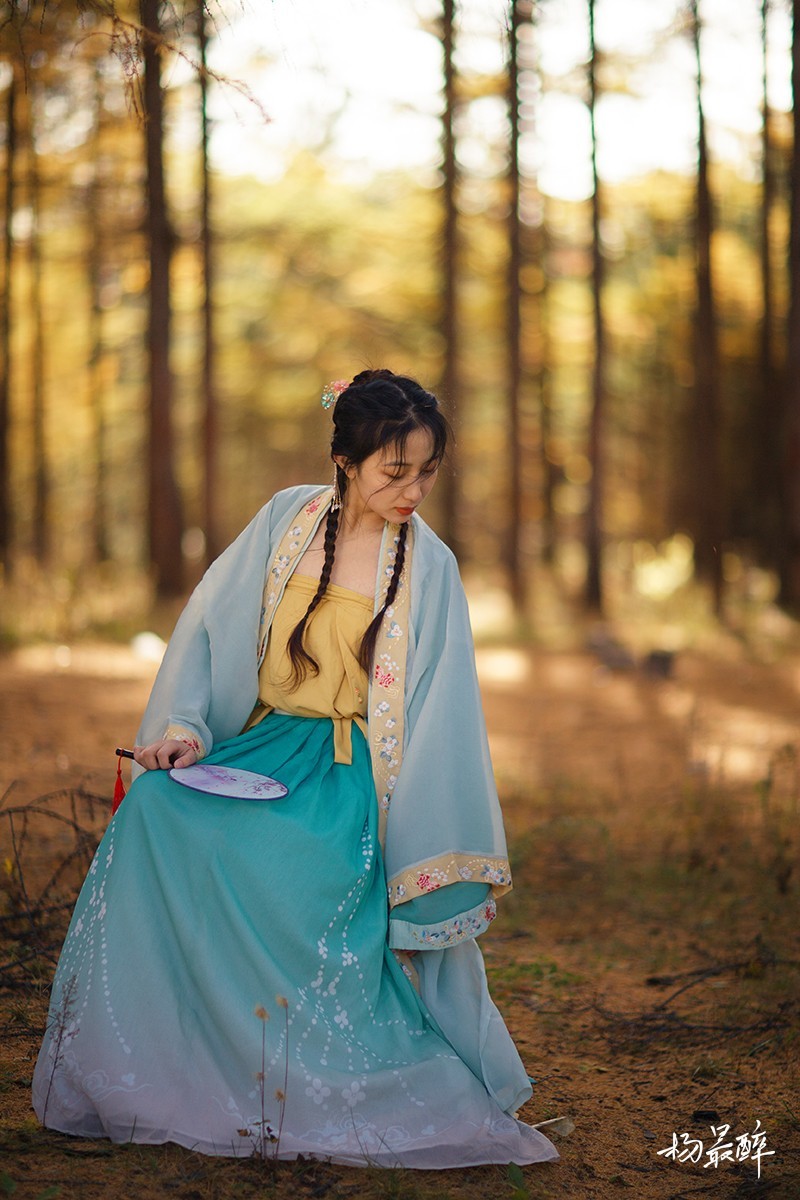 伴云归，迎风艳