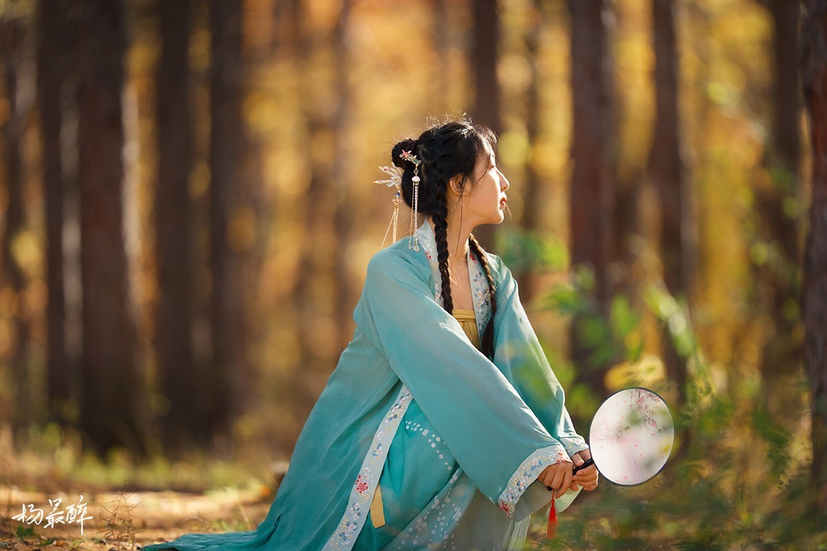 伴云归，迎风艳