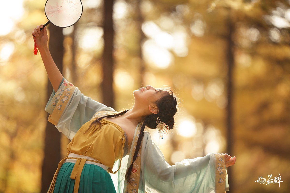 伴云归，迎风艳