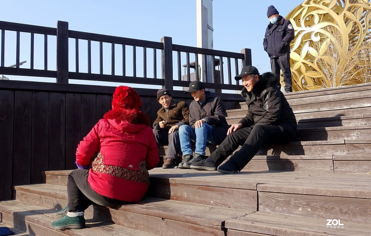 冬日里公园聊天的老人们