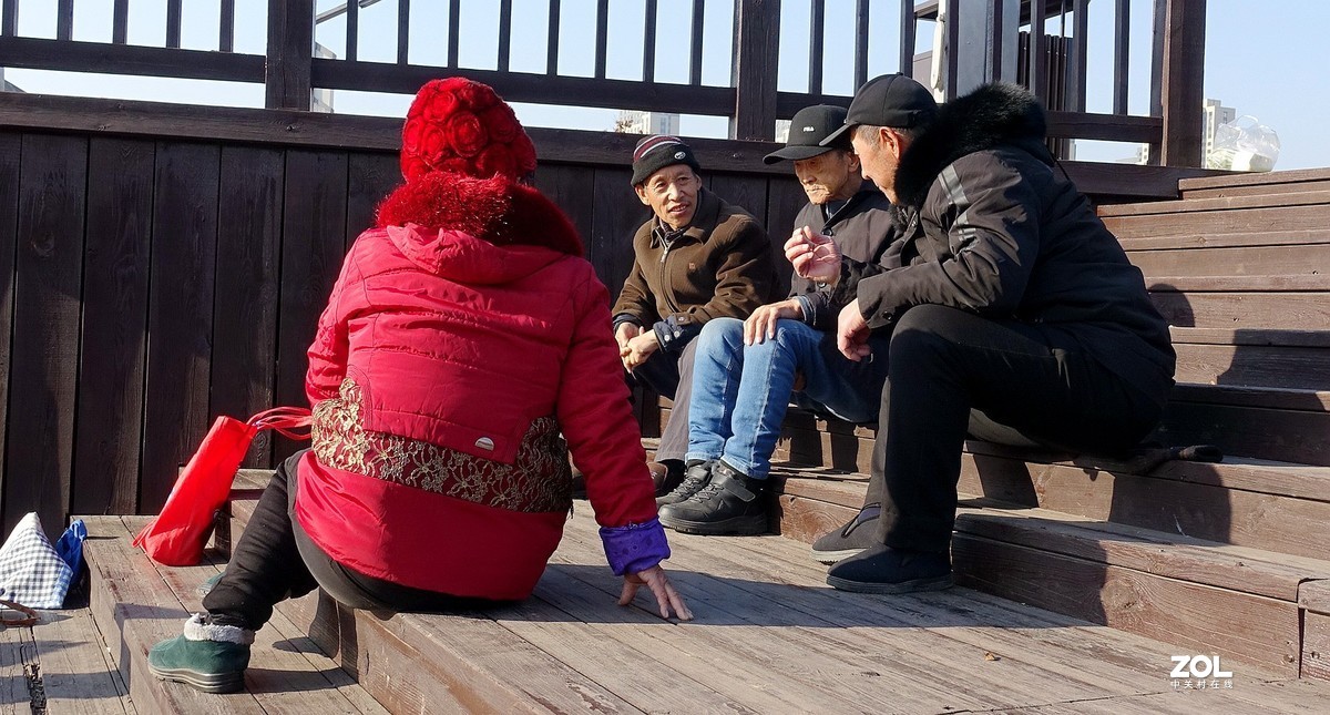 冬日里公园聊天的老人们