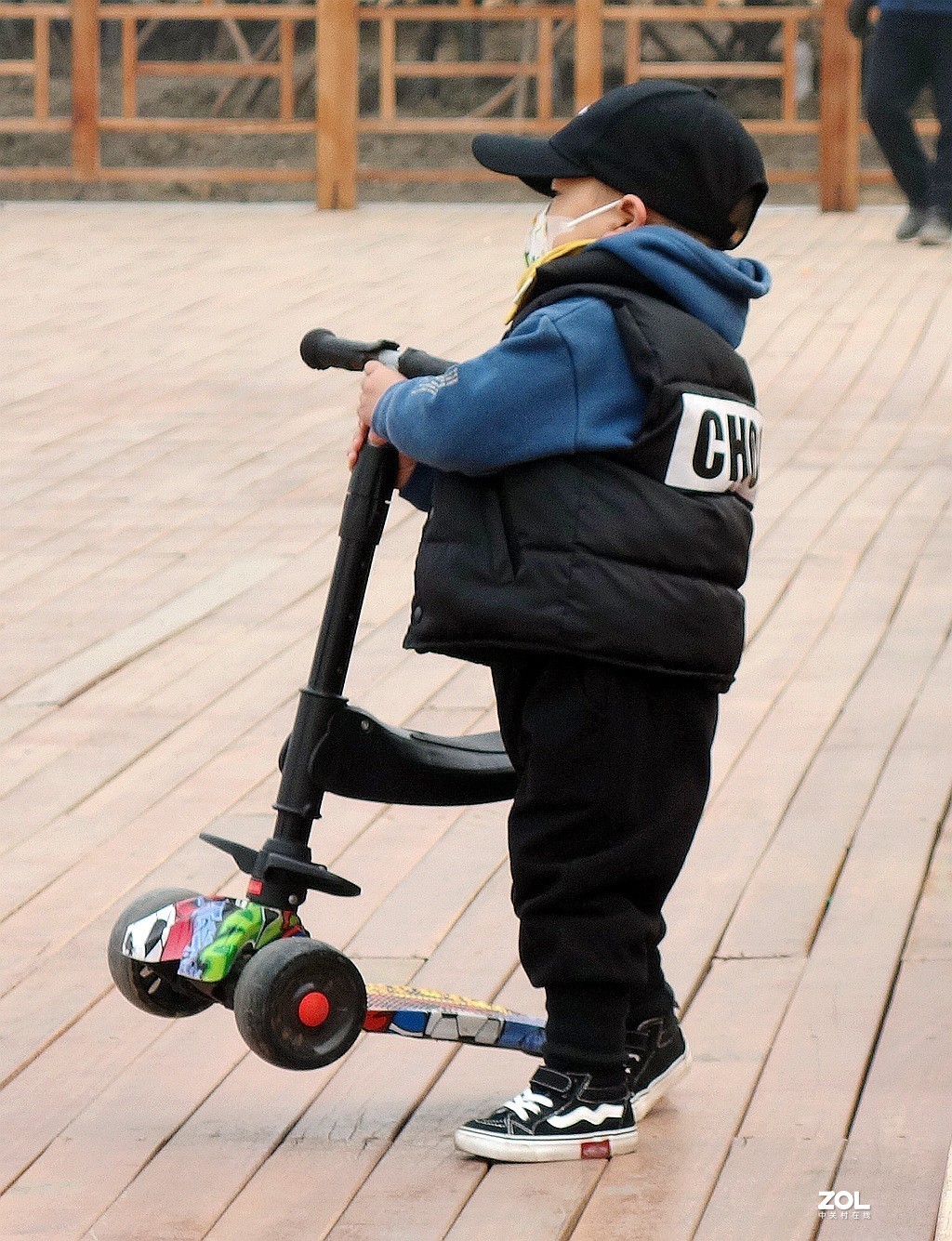 小男孩爱滑板车