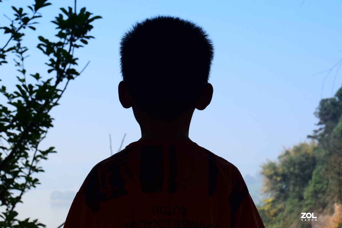 妥妥的小鲜肉一枚。