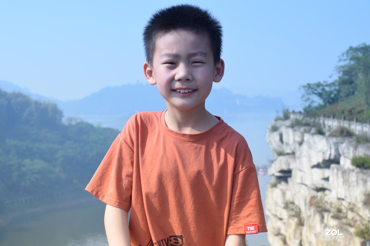 妥妥的小鲜肉一枚。