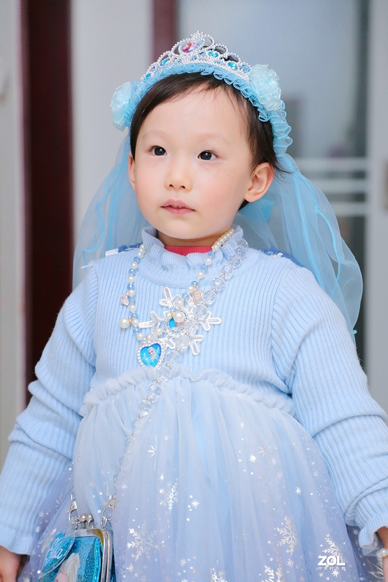 穿公主裙的小女孩（室内跳闪拍摄）