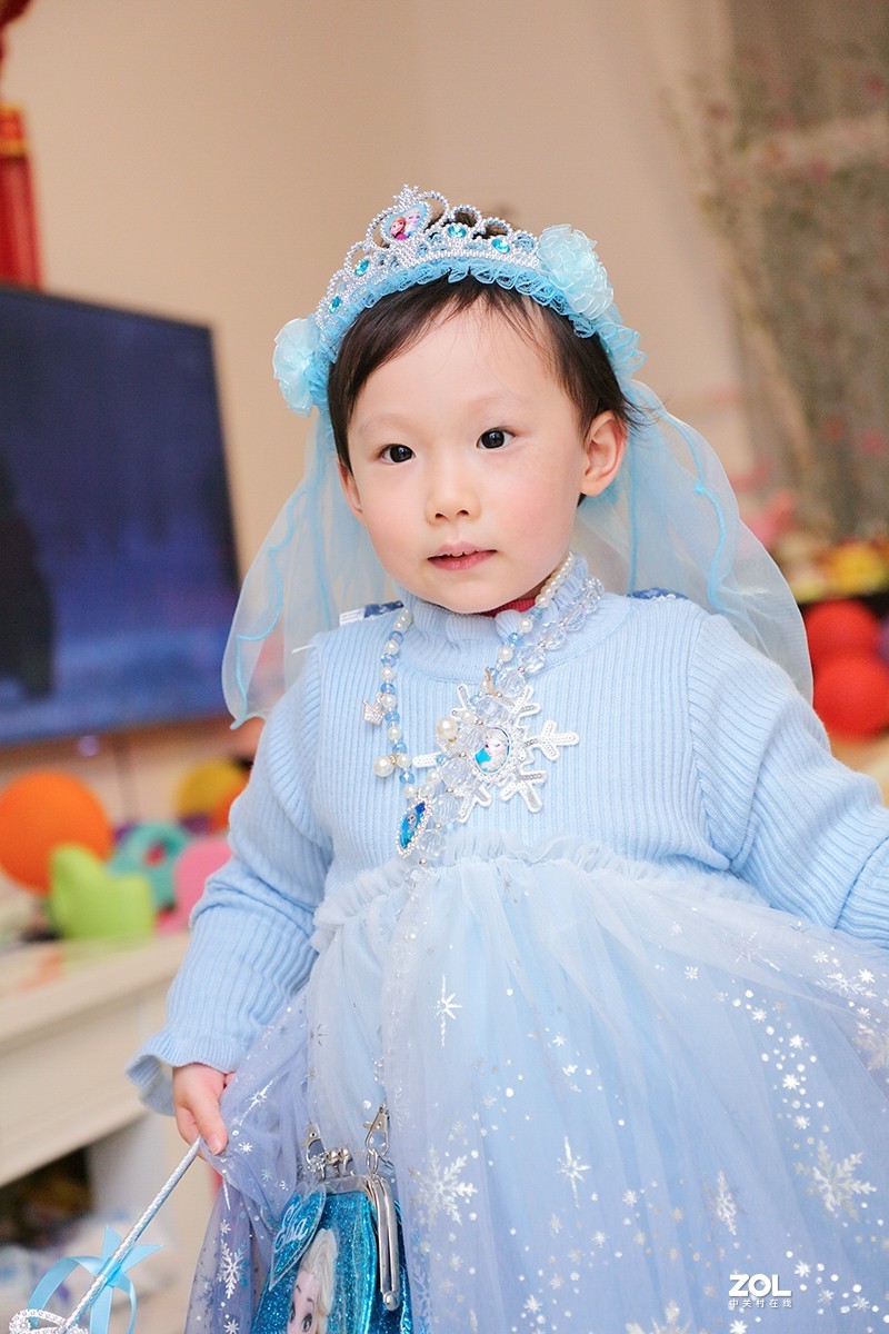 穿公主裙的小女孩（室内跳闪拍摄）