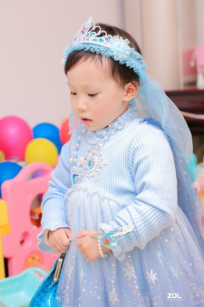 穿公主裙的小女孩（室内跳闪拍摄）
