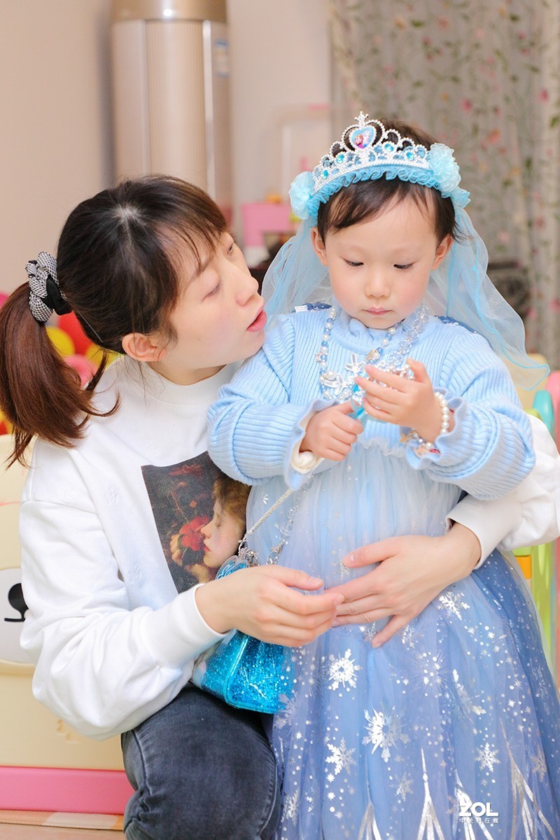 穿公主裙的小女孩（室内跳闪拍摄）